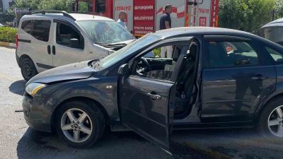 Balıkesir’in Karesi ilçesinde meydana gelen trafik kazasında 3 kişi yaralandı.