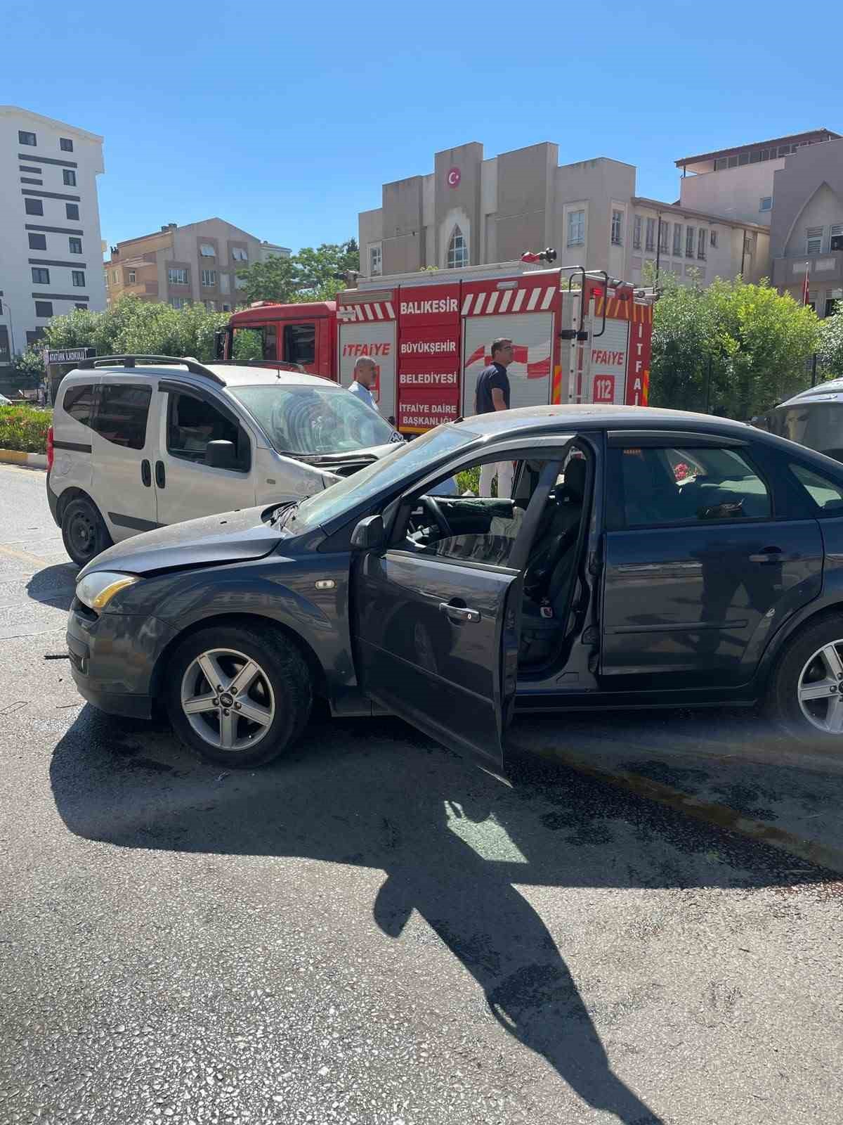 Balıkesir’in Karesi ilçesinde meydana gelen trafik kazasında 3 kişi yaralandı.