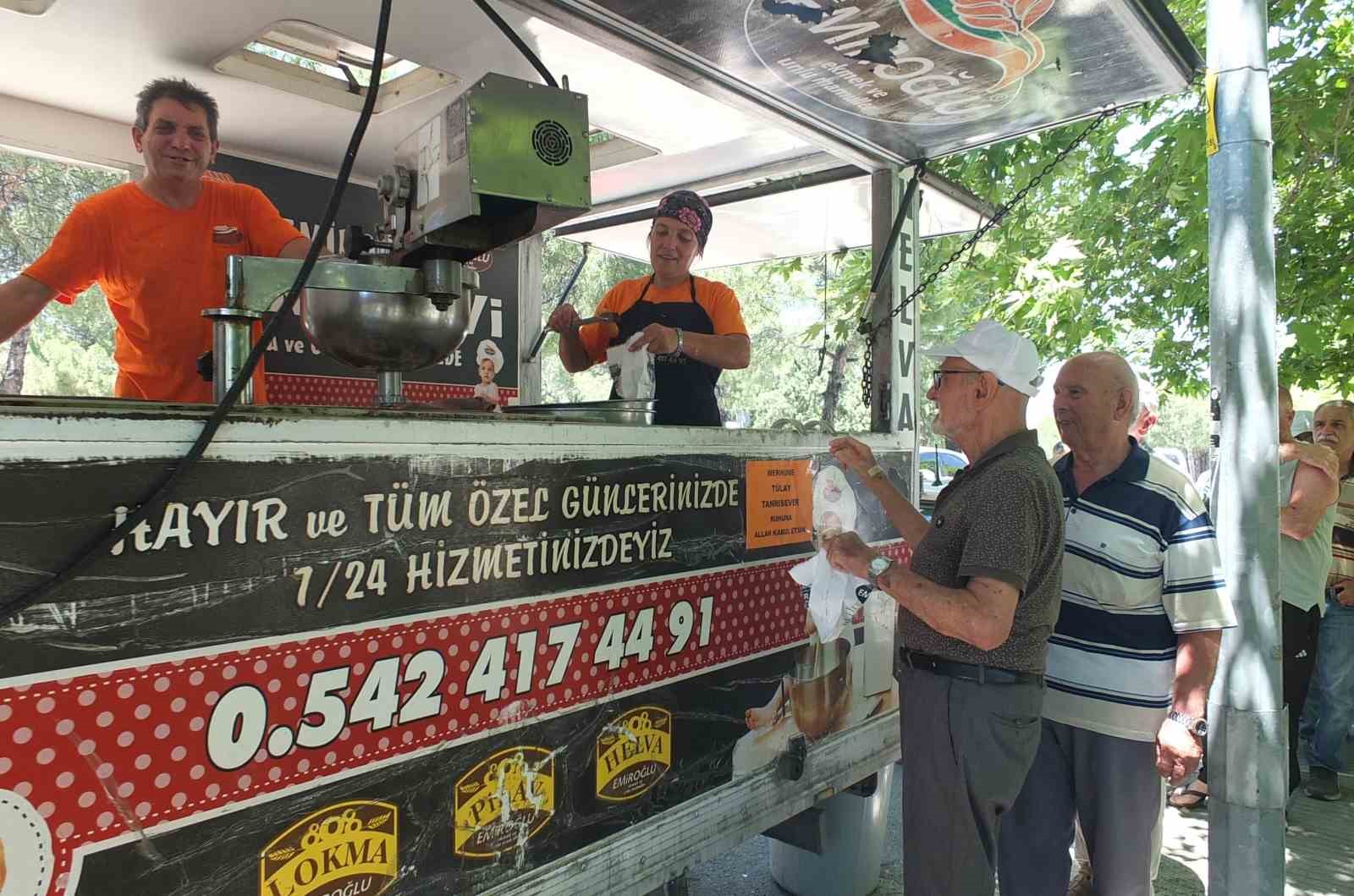 Burhaniye ilçesinde, lokma hayrı geleneği devam ediyor. Özellikle cami önlerinde