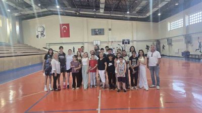 Balıkesir’de özel çocuklar parkeye çıktı ve deneyimli koçlarla basketbol antrenmanı