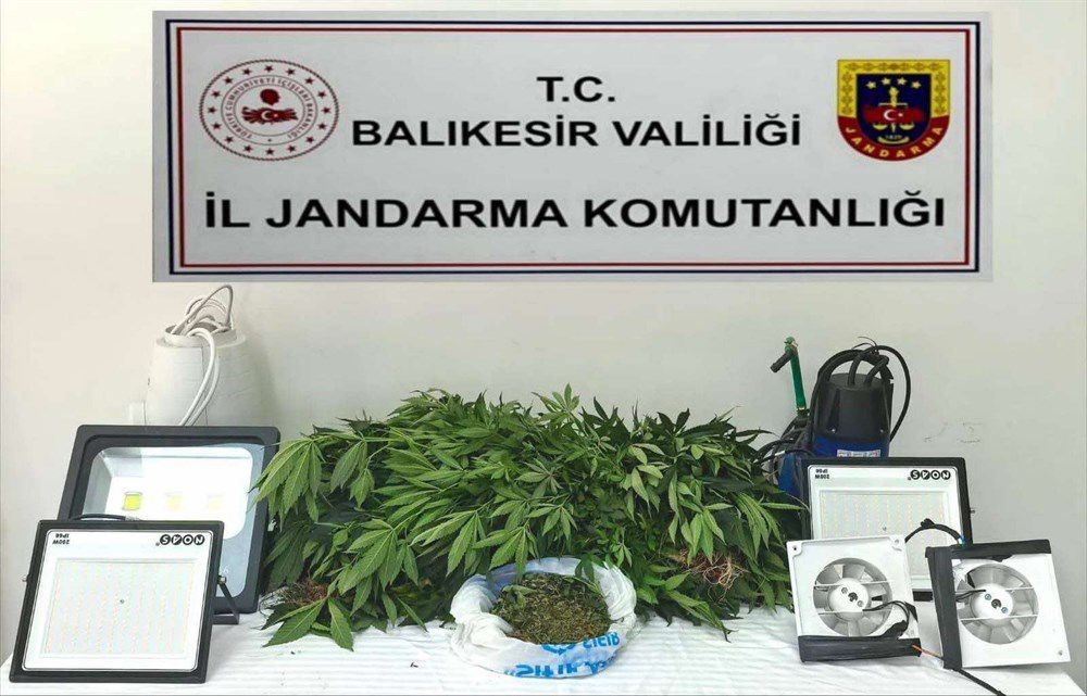 Balıkesir’de 9 ilçede zehir tacirlerine darbe: 31 şüpheliye işlem Balıkesir’de 9 ilçede düzenlenen uyuşturucu operasyonlarında 31 şüpheli yakalandı.