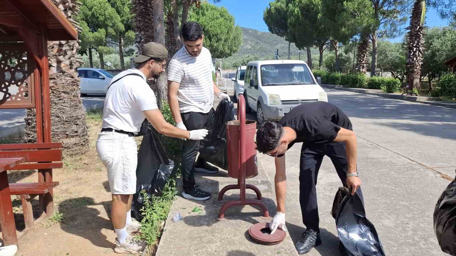 Balıkesir Üniversitesi Edremit Meslek Yüksekokulu öğrencileri, "Gönüllülük Dersi" kapsamında anlamlı