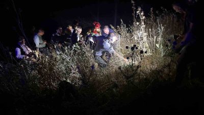 Balıkesir’de traktör yoldan çıktı: 3 yaralı Balıkesir’in Altıeylül ilçesinde yoldan çıkıp şarampole uçan traktörde bulunan 3