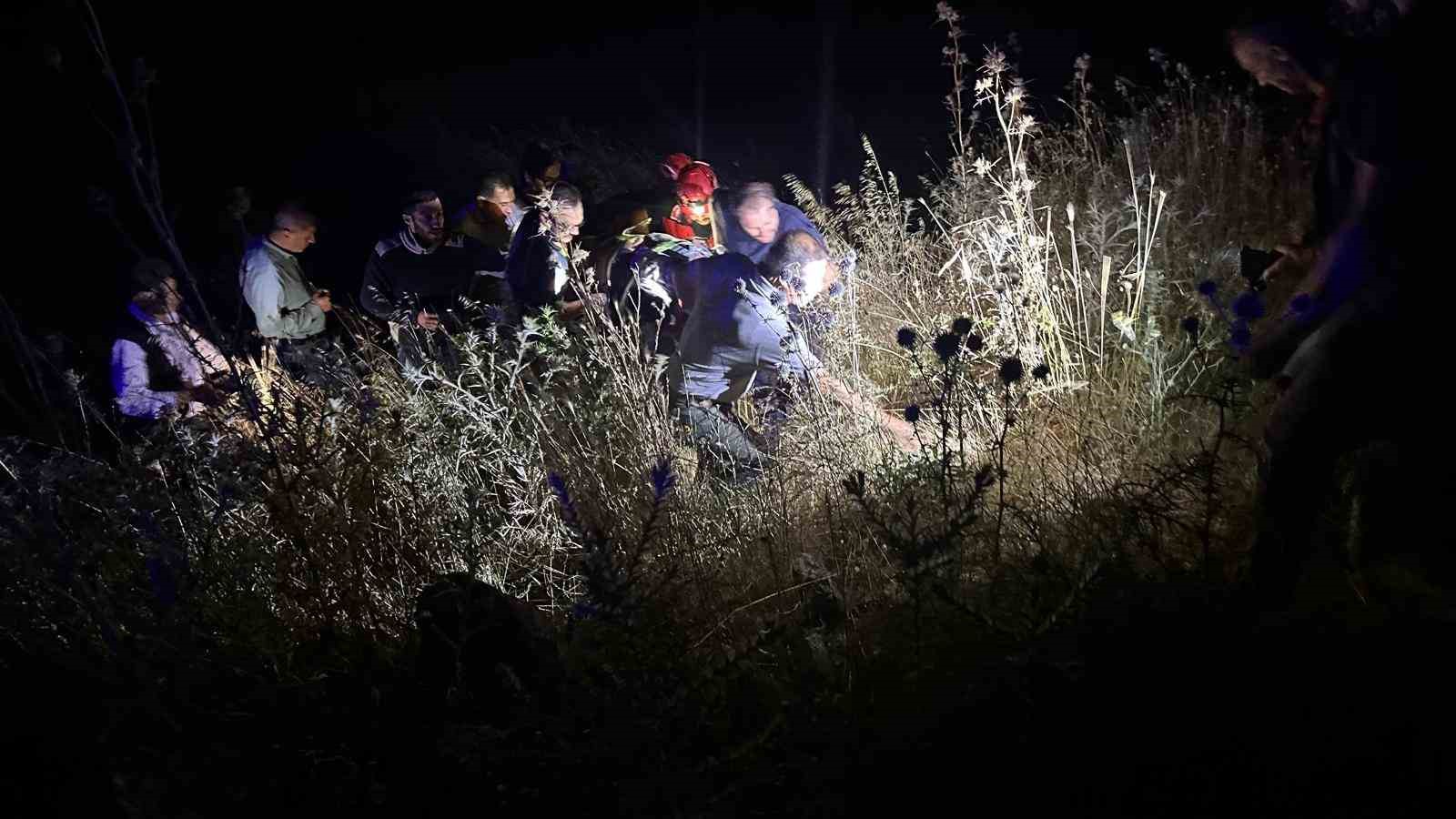 Balıkesir’in Altıeylül ilçesinde yoldan çıkıp şarampole uçan traktörde bulunan 3