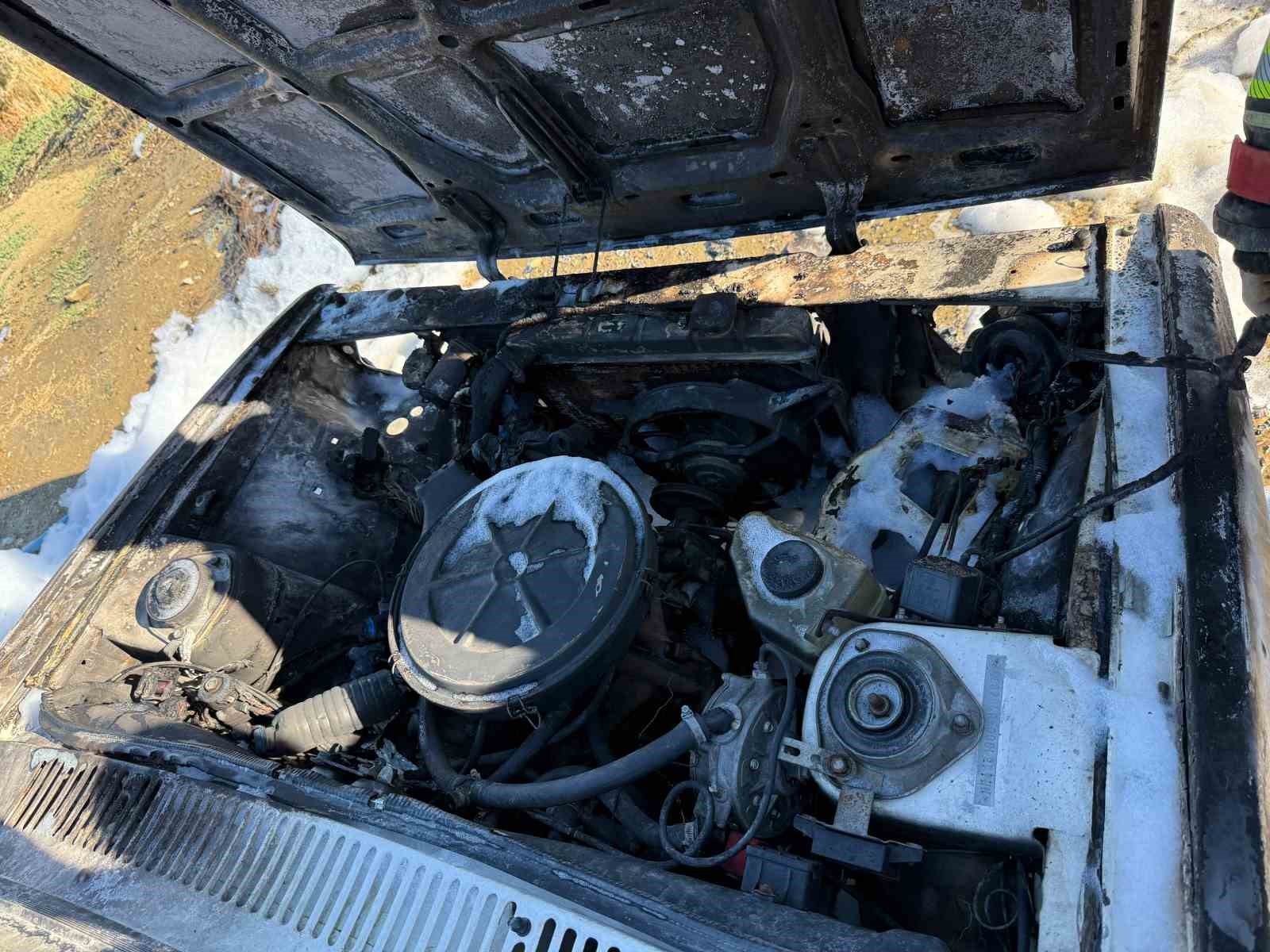 Balıkesir’in Erdek ilçesinde bir araçta çıkan yangın, itfaiye ekiplerinin zamanında