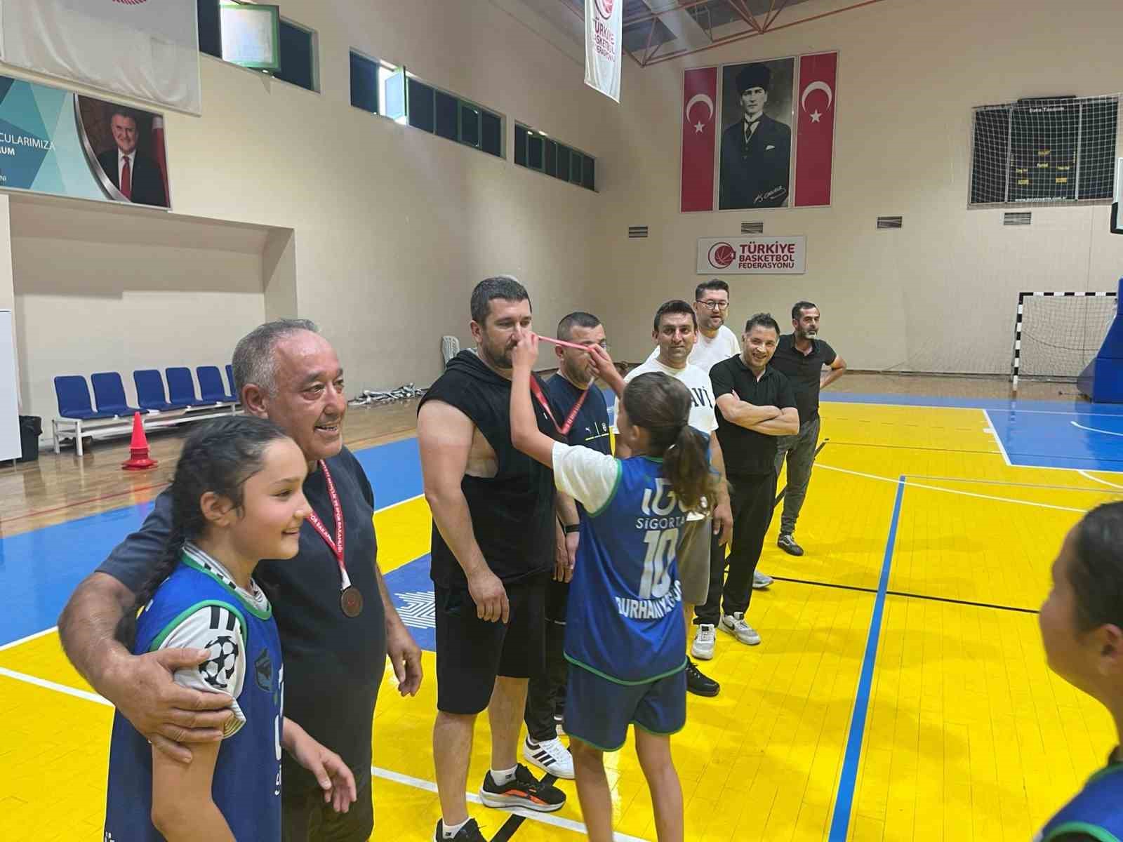 Burhaniye ilçesinde, Babalar Günü kapsamında sporcular ve velileri sahada bir