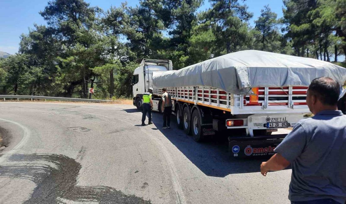 Balıkesir’de tıra arkadan çarpan otomobil takla attı: 4 yaralı Balıkesir’de seyir halindeki tıra arkadan çarpan otomobilin takla atmasıyla yolcu