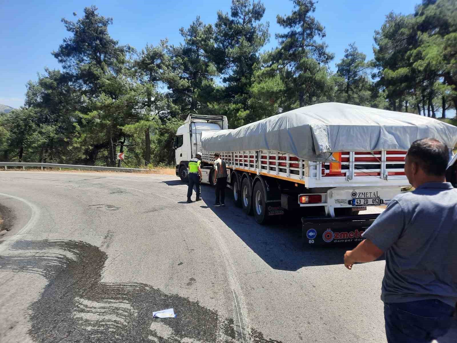 Balıkesir’de seyir halindeki tıra arkadan çarpan otomobilin takla atmasıyla yolcu