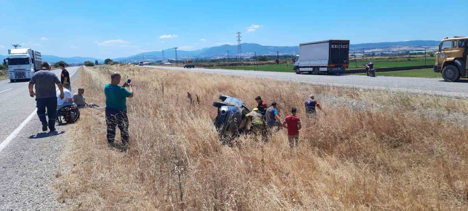 Balıkesir’in Gönen ilçesinde kontrolden çıkarak orta refüje yan yatan otomobilin