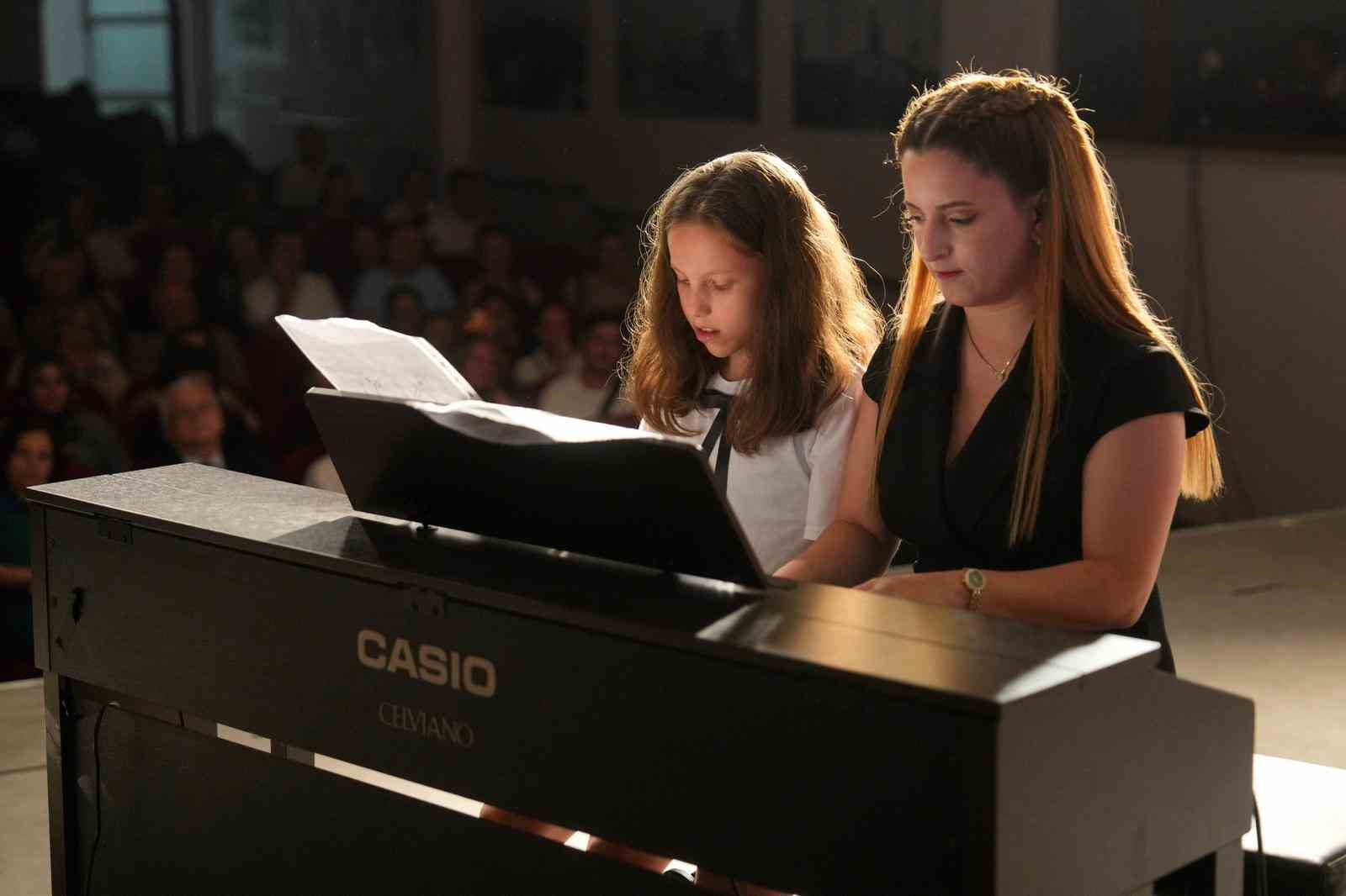 Burhaniye ilçesinde, Belediye Kitap ve Sanat Evi tarafından Dünya Müzik