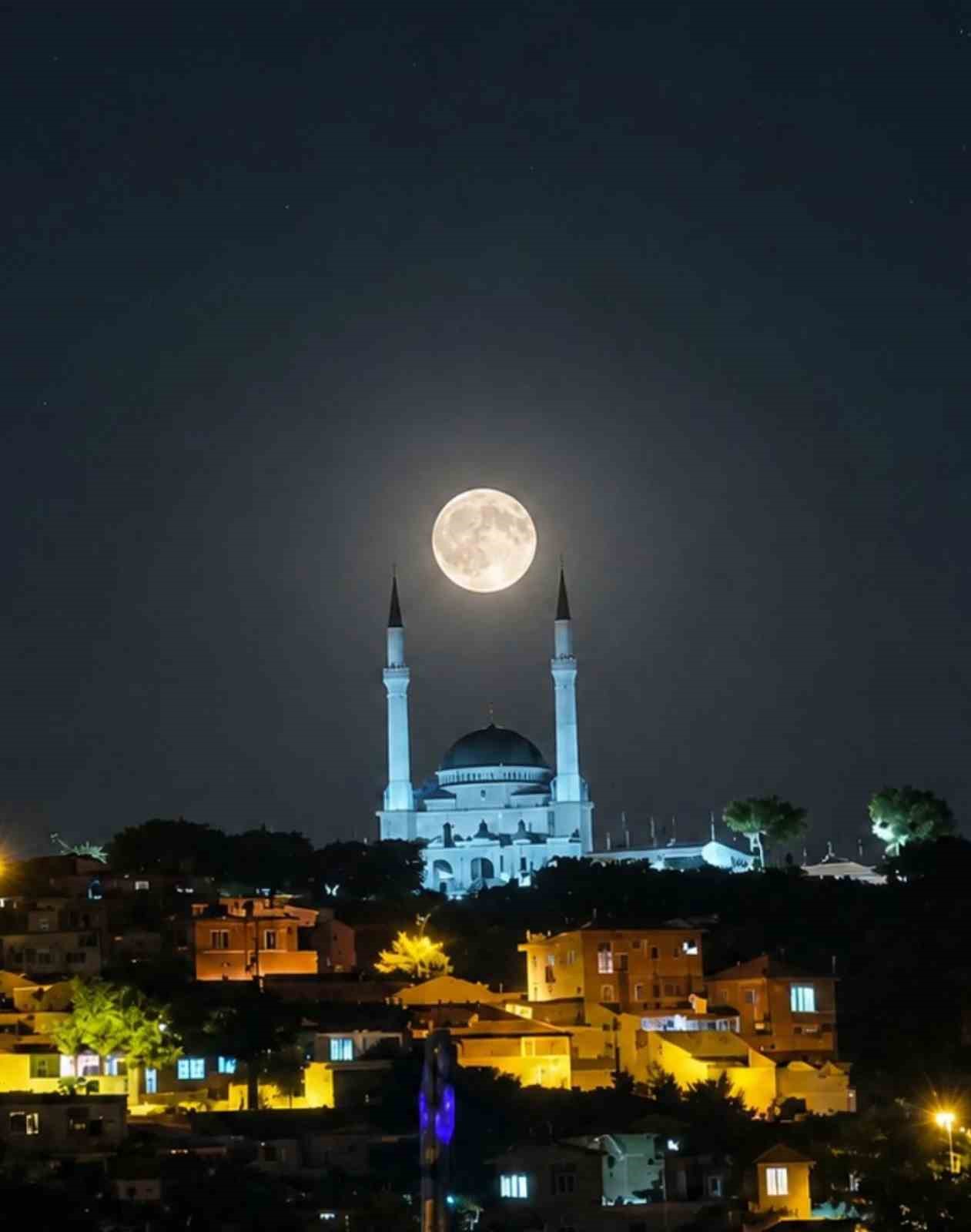 Balıkesir’in Edremit ilçesinde gökyüzünde beliren dolunay, şehrin sembollerinden Edremit Ulu