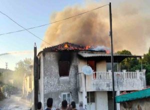 Balıkesir’in Ayvalık ilçesinde metruk bir evde yangın çıktı.