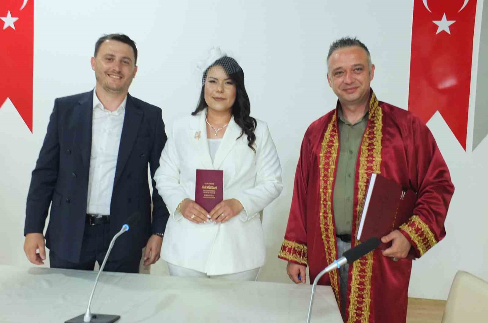Burhaniye ilçesinde, birçok il ve ilçede olduğu gibi, evlilik günlerini