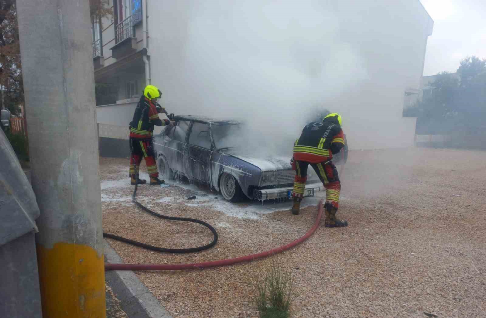Balıkesir’in Bandırma ilçesinde park halindeki otomobilde çıkan yangın itfaiye ekiplerinin
