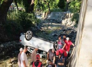 Edremit ilçesinde direksiyon hakimiyetini kaybeden sürücü, otomobiliyle Kızılkeçili Deresi’ne uçtu.