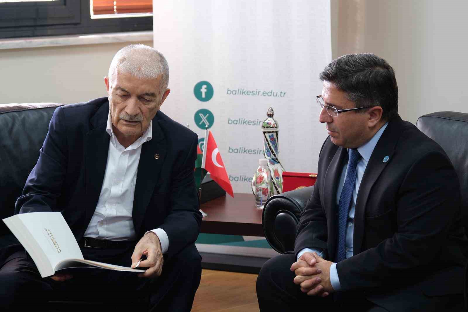 Birlik Vakfı yöneticileri ve temsilcilerinden oluşan heyet, Balıkesir Üniversitesi Rektörü
