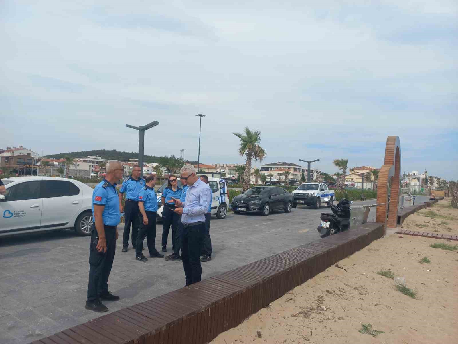 Balıkesir Büyükşehir Belediyesi zabıta ekipleri, Ayvalık Sarımsaklı Plajı sorumluluk alanlarındaki