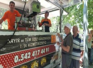 Burhaniye ilçesinde, lokma hayrı geleneği devam ediyor. Özellikle cami önlerinde