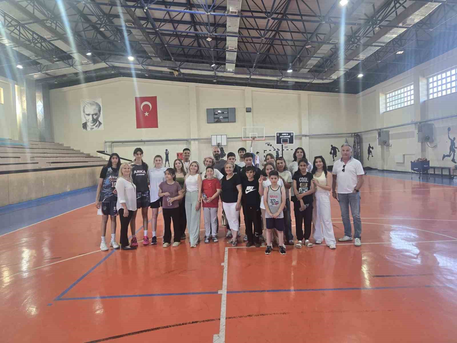 Balıkesir’de özel çocuklar parkeye çıktı ve deneyimli koçlarla basketbol antrenmanı