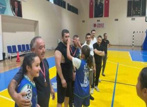 Burhaniye ilçesinde, Babalar Günü kapsamında sporcular ve velileri sahada bir