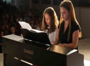Burhaniye ilçesinde, Belediye Kitap ve Sanat Evi tarafından Dünya Müzik