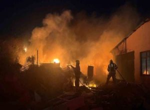 Burhaniye ilçesinde çıkan ot yangını, kısa sürede büyüyerek yoğun duman