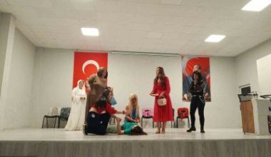 Kadınların sanat yoluyla kendilerini ifade etmelerine, sosyal hayatta daha görünür