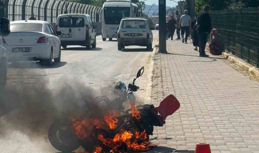 Elektrikli bisiklet alevlere teslim oldu Balıkesir’in Gönen ilçesi Karşıyaka Mahallesi Gönen Köprüsü girişinde elektrikli bisiklette