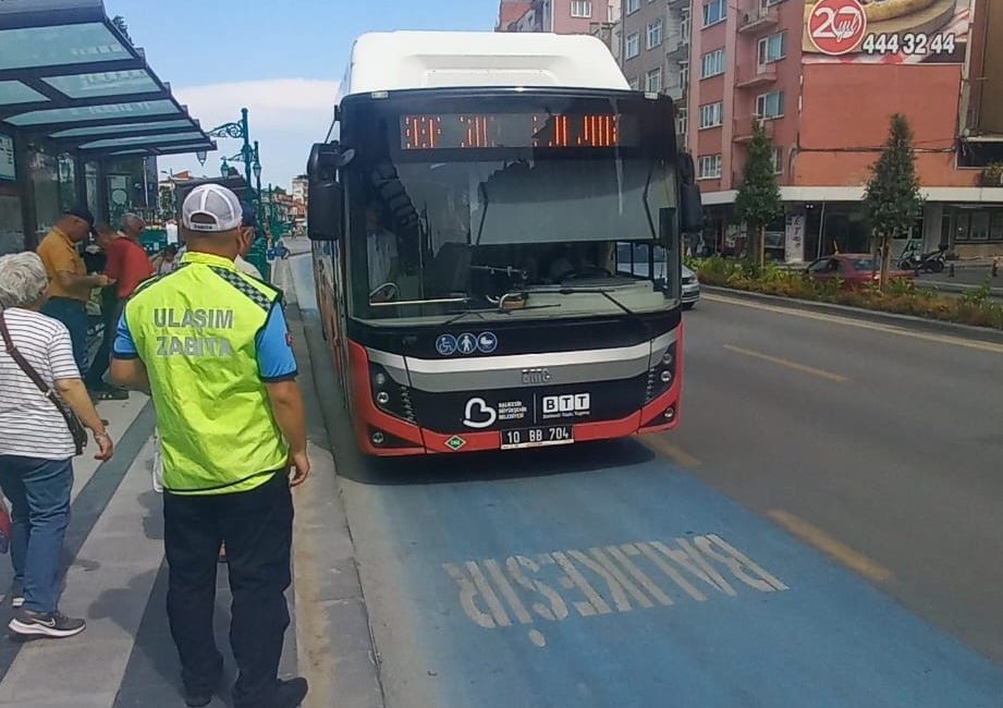 Büyükşehir ekipleri güvenli ve konforlu ulaşım için sahada Balıkesir Büyükşehir Belediyesi, hava sıcaklıklarının artmasıyla birlikte vatandaşların toplu taşıma