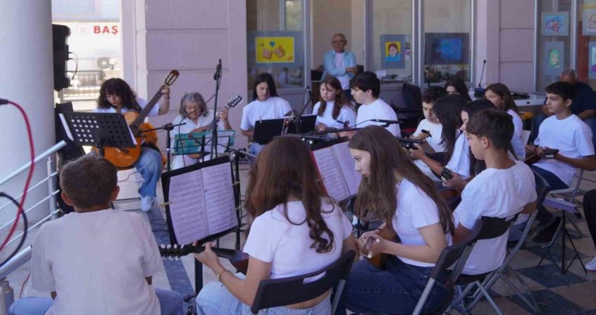 Ayvalık’ta Zeytin Çekirdeklerinden sezon finali konseri Balıkesir’in Ayvalık ilçesinde; Ayvalık Belediyesi 19 Mayıs Cihan Şişman Gençlik