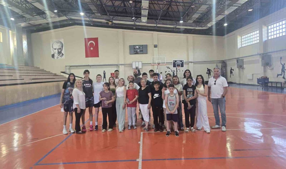 Basketbol ile eğlendiler Balıkesir’de özel çocuklar parkeye çıktı ve deneyimli koçlarla basketbol antrenmanı