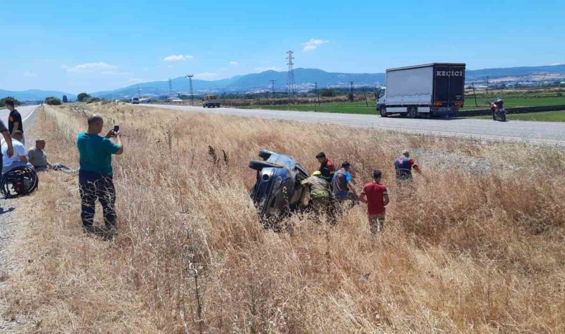 Gönen’de kontrolden çıkan otomobil refüje devrildi Balıkesir’in Gönen ilçesinde kontrolden çıkarak orta refüje yan yatan otomobilin