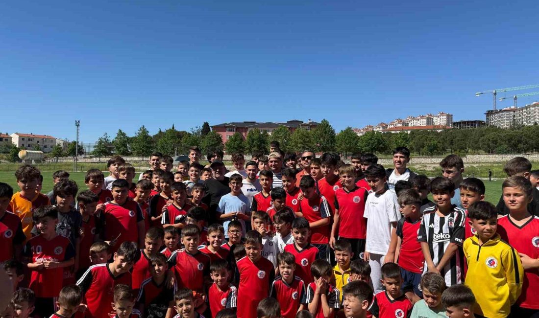 Cengiz Ünder, memleketi Balıkesir’de genç sporcularla buluştu Sezonu Beşiktaş’ta tamamlayan Fenerbahçeli oyuncu Cengiz Ünder, Kurban Bayramı ziyareti