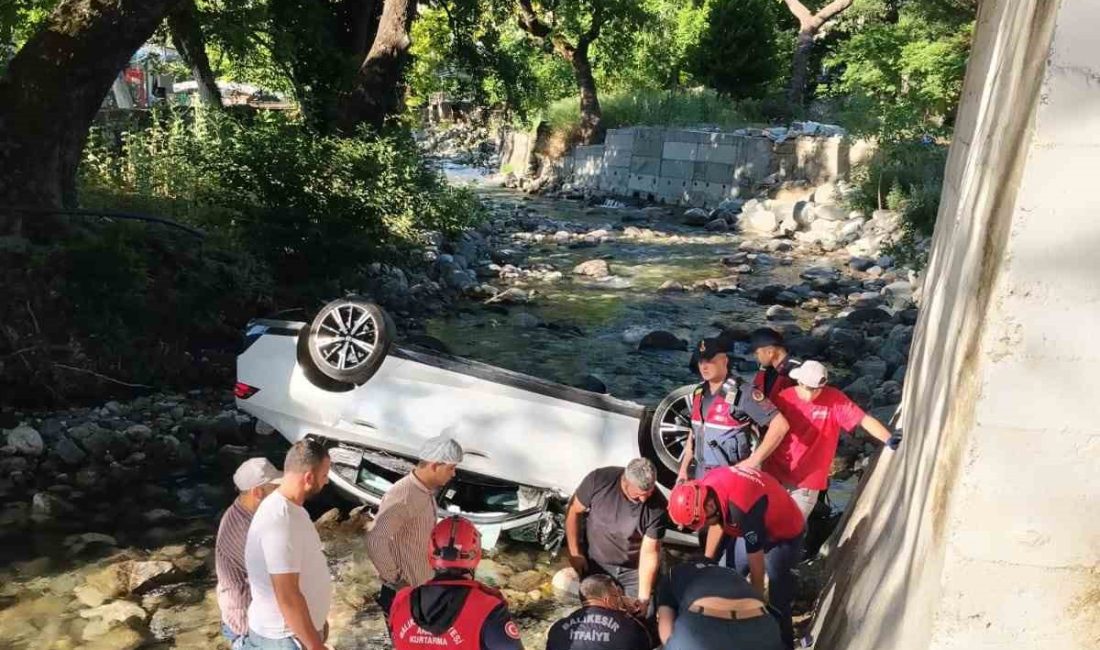 Edremit’te kontrolden çıkan otomobil dereye uçtu: 1 yaralı Edremit ilçesinde direksiyon hakimiyetini kaybeden sürücü, otomobiliyle Kızılkeçili Deresi’ne uçtu.