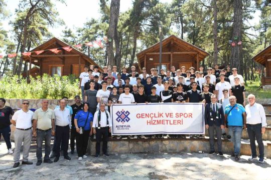Konakpınar’da gençler sordu, Başkan Şehirli yanıtladı Altıeylül Belediye Başkanı Hakan Şehirli, Konakpınar Gençlik Merkezi’nde Mimar Sinan