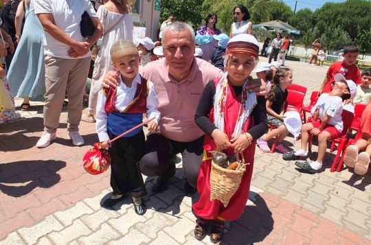 Balıkesir’de miniklerin geri dönüşüm defilesi ilgi gördü Burhaniye ilçesinde, Yıldız Özsaraç Anaokulu’nda düzenlenen "Atıktan sanata sanattan kahramanlara"