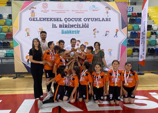 Ayvalık’ta küçük mahallenin büyük şampiyonları gururlandırdı Balıkesir’in Ayvalık ilçesinin kırsal mahallerinden biri olan Çakmak Köyü öğrencileri,