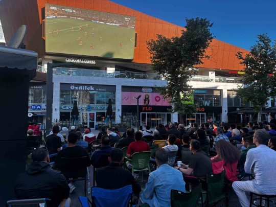 Balıkesir’de milli heyecan dev ekranlarda izlendi A Milli Futbol Takımı’nın 2026 FIFA Dünya Kupası ilk maçında