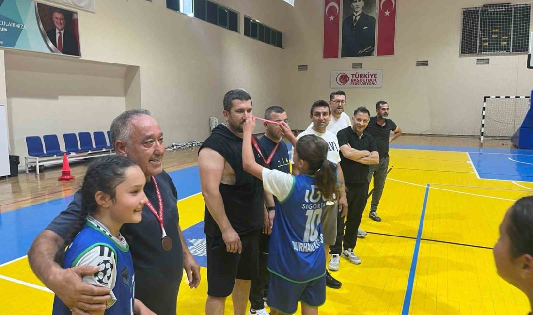 Burhaniye’de Babalar Günü’ne özel basketbol turnuvası Burhaniye ilçesinde, Babalar Günü kapsamında sporcular ve velileri sahada bir