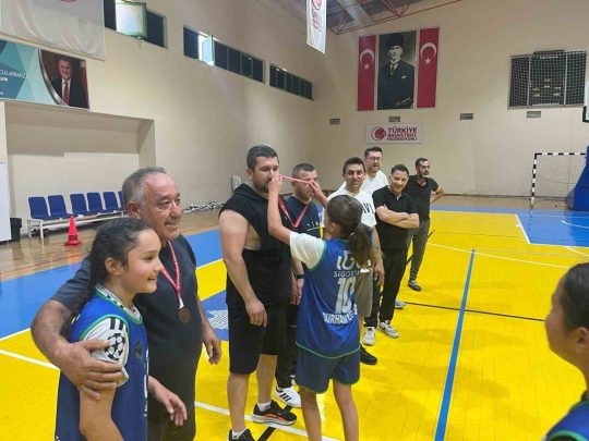 Burhaniye’de Babalar Günü’ne özel basketbol turnuvası Burhaniye ilçesinde, Babalar Günü kapsamında sporcular ve velileri sahada bir
