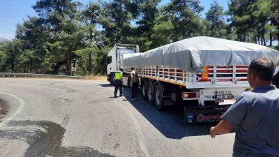 Balıkesir’de seyir halindeki tıra arkadan çarpan otomobilin takla atmasıyla yolcu