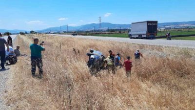 Balıkesir’in Gönen ilçesinde kontrolden çıkarak orta refüje yan yatan otomobilin