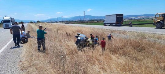 Gönen’de kontrolden çıkan otomobil refüje devrildi Balıkesir’in Gönen ilçesinde kontrolden çıkarak orta refüje yan yatan otomobilin