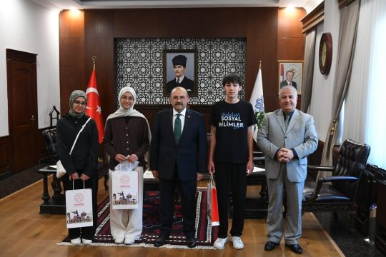 İmam Birgivi’nin yarışmasında ’Genç Kalemler’ ödüllendirildi Balıkesir İl Millî Eğitim Müdürlüğü koordinesinde düzenlenen "İmam Birgivi’nin Günümüz