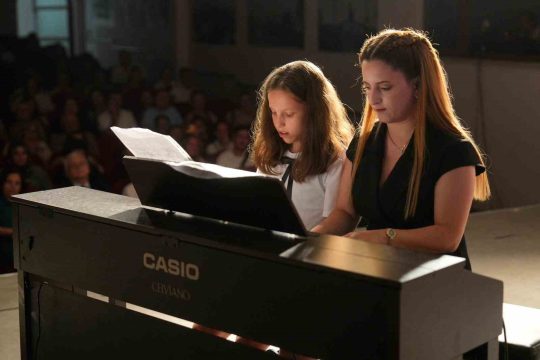 Burhaniye’de müzik günü coşkusu yaşandı Burhaniye ilçesinde, Belediye Kitap ve Sanat Evi tarafından Dünya Müzik