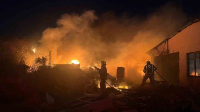 Burhaniye ilçesinde çıkan ot yangını, kısa sürede büyüyerek yoğun duman
