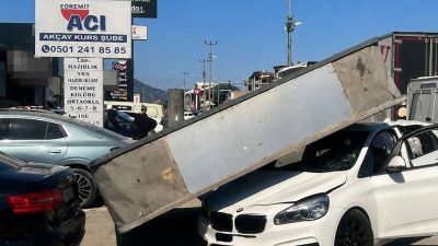 Balıkesir’in Edremit ilçesinde bir markete ait tabelanın devrilmesi paniğe neden
