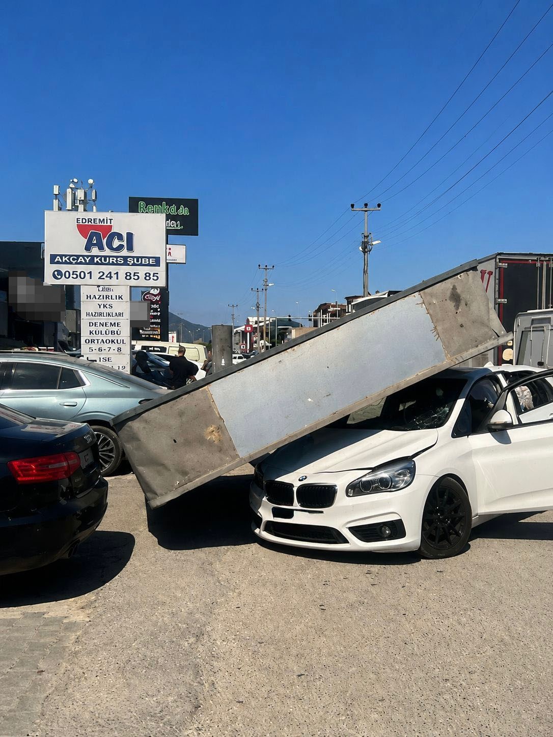 Balıkesir’in Edremit ilçesinde bir markete ait tabelanın devrilmesi paniğe neden