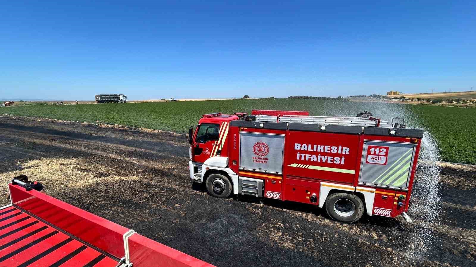 Balıkesir’in Bandırma ilçesinde anız ve ekili alanda meydana gelen yangın,