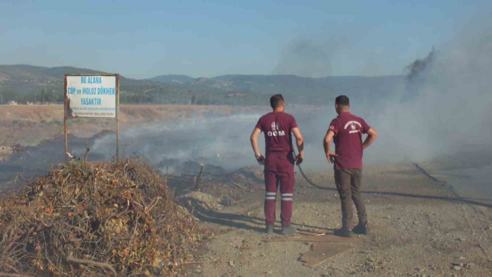 Burhaniye ilçesinde, Karınca Deresi kenarında çıkan ot yangını geniş alana